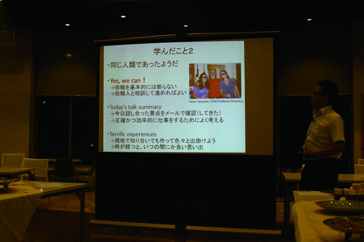 学んだこと2をスクリーンで表示しながら話している写真
