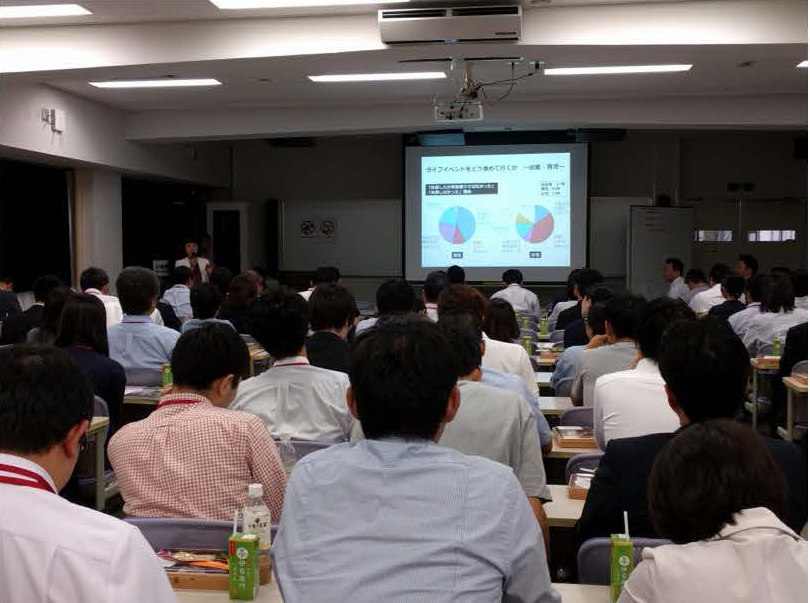 解析結果を報告している時の写真